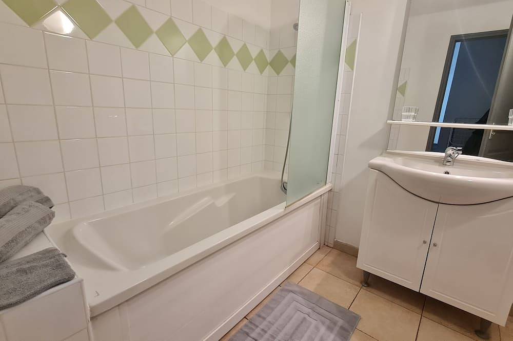 Apartamento entero, Air-conditioned apartment on one level in a residence ***pool, mini golf, sea .. in Serra-di-Ferro, Region de Ajaccio