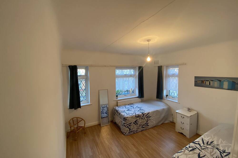 Entire apartment, Large Cozy independent Double Bedroom Apartment - Central in Slough, Berkshire