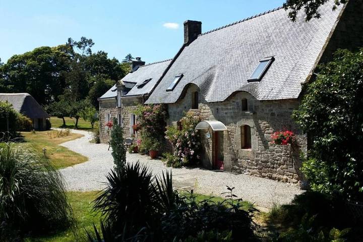 Location de vacances pour 21 personnes, avec Terrasse et Jardin ainsi que Piscine et Vue à Saint-Barthélemy (France)