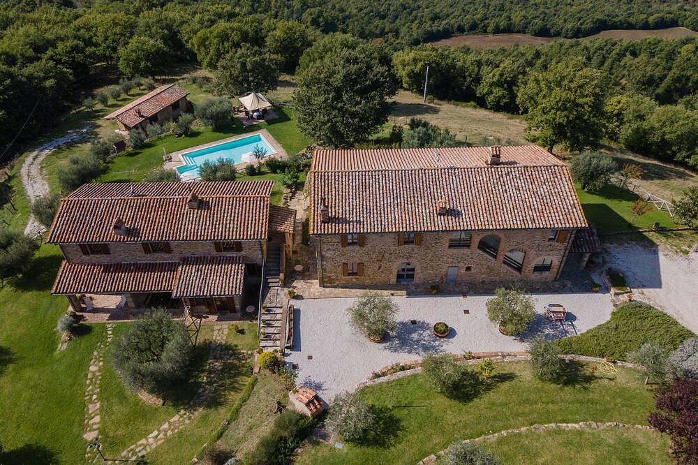 Villa I due Casali with private swimming pool surrounded by a splendid panorama in Umbertide, Valtiberina