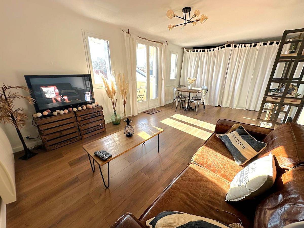 Appartement entier, Le Cosy Lily - Classé Meublé de Tourisme 3 étoiles - Lumineux appartement de 2 chambres et balcons au calme, à 10 min de Versailles in Voisins-le-Bretonneux, Yvelines