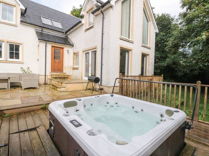Ferienhaus für 9 Personen, mit Whirlpool und Garten in Killin