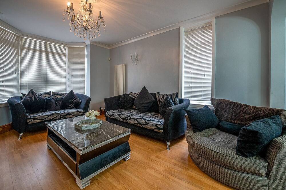 The Royal Worcester- 5 Bedrooms, Upto 10 Guests , Private Gated Parking. in Worcester, Worcestershire