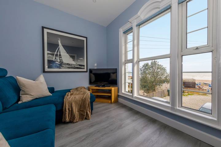 Ganze Wohnung, Chic 2-Bed Seafront Haven, Near Felpham Beach in Felpham, West Sussex