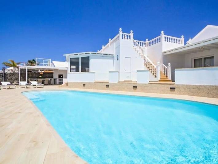 Villa for 8 people, with Terrace and Hot tub as well as Garden and Sauna in Parque del Rey