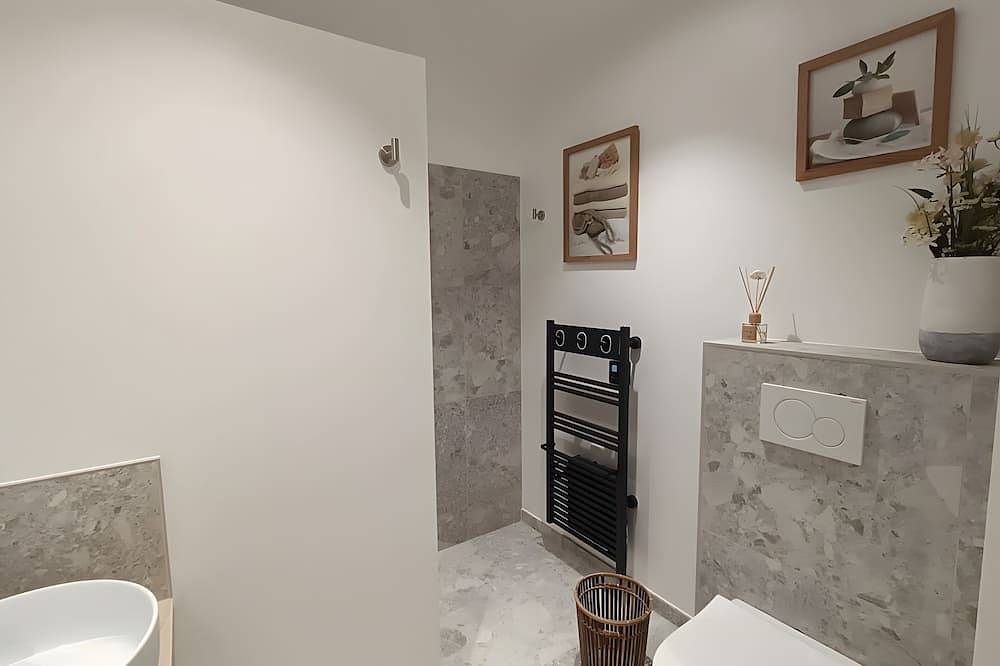Chambre d’hôtes « Suite Les Cabanes » avec piscine partagée, jardin commun et Wi-Fi in La Brée-les-Bains, Côte de Beauté