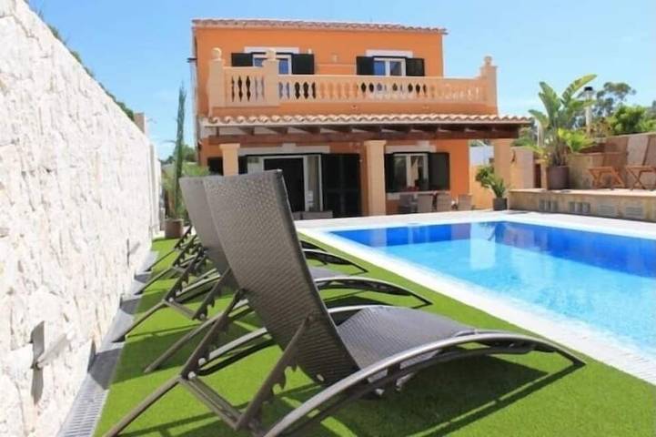 Villa pour 6 personnes, avec Balcon ainsi que Jardin et Piscine à Cala Romantica