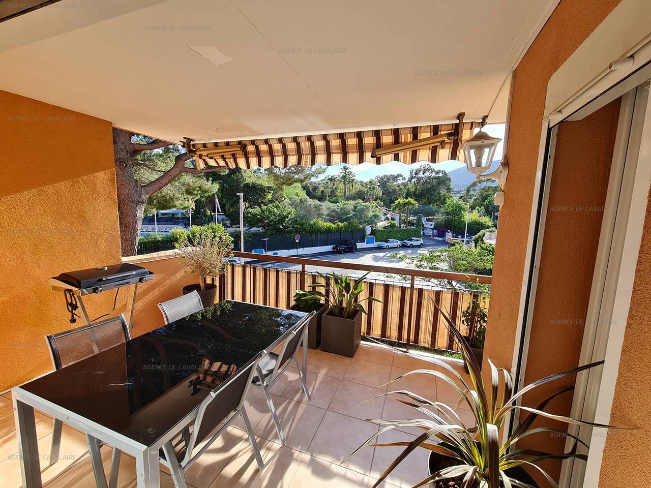 Entire apartment, Renovated 2Br Apartment in Cavalaire: Walk to Beach & Shops, A/C, Terrace with View in Cavalaire-sur-Mer, Draguignan region