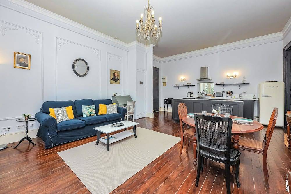 Entire apartment, Appartement du Château Joffre - Charm and elegance in Gaillac, Albi region