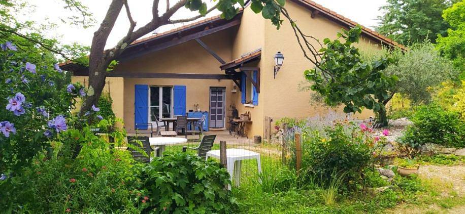 Location de vacances pour 4 personnes, avec Balcon et Terrasse ainsi que Piscine et Vue à Jaillans