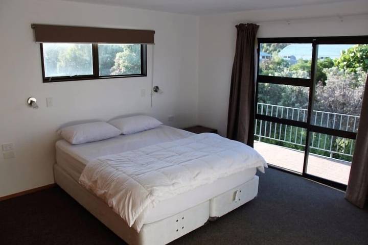 Vacation house for 13 people, with terrace and yard in New Zealand