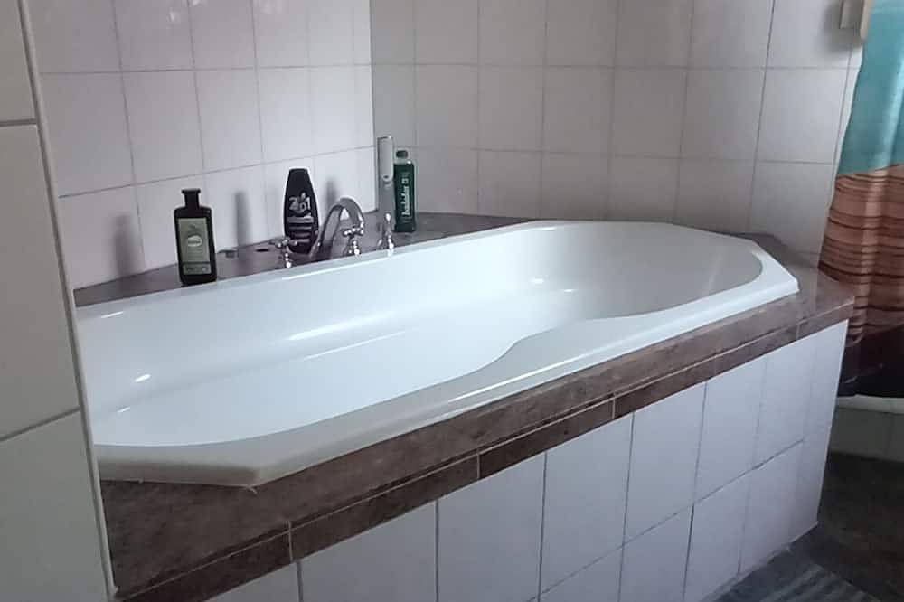 Appartamento intero, In the middle of Alt-Seckbach in Francoforte, Hesse del Sur