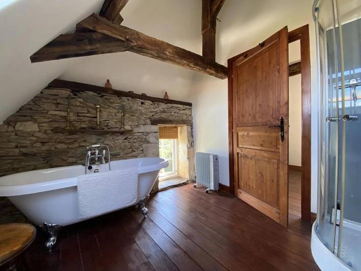 Location de vacances pour 9 personnes, avec terrasse et jardin ainsi que vue et piscine à Génis - 3