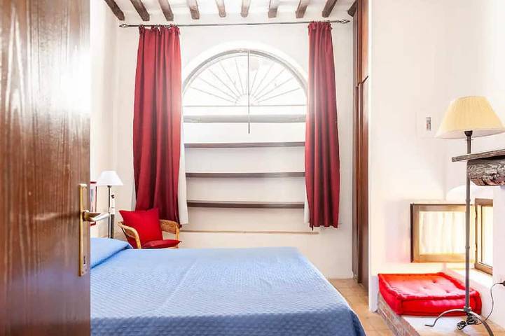 Ganze Wohnung, Garden Apartment with Sea view -- hilltop Medieval village, 10' from the Beach. in Castagneto Carducci, Etruskische Küste