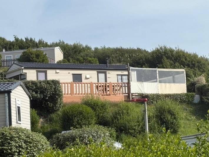Camping pour 4 personnes, avec Terrasse et Bassin pour enfant ainsi que Piscine et Vue