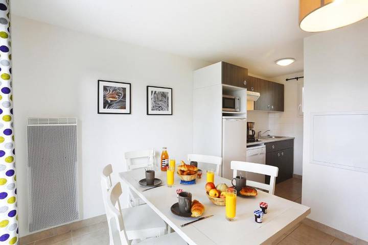 Ferienwohnung für 4 Personen, mit Balkon und Terrasse sowie Pool in Audierne