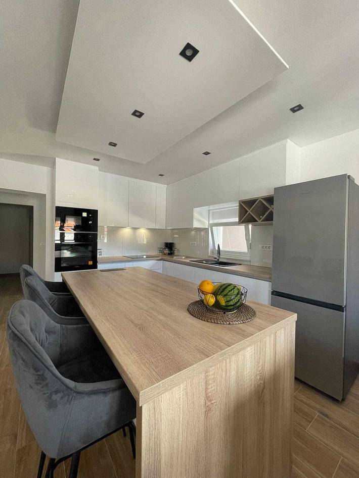 Villa for 8 personer, med terrasse og pool samt balkon/terrasse - 1