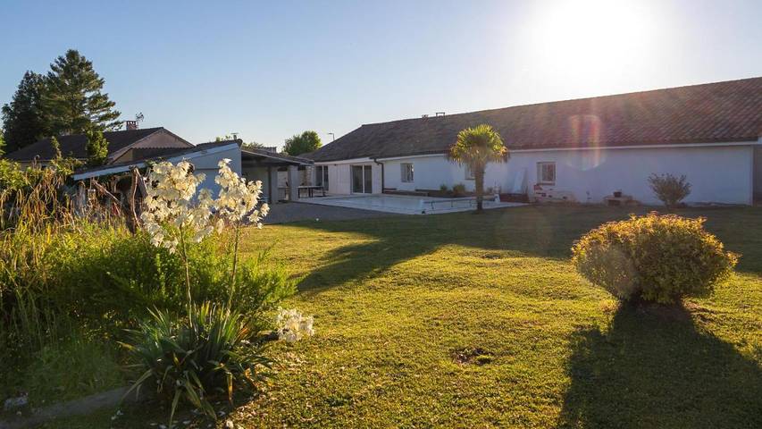 Location de vacances pour 15 personnes, avec piscine et jardin dans Cruzilles-lès-Mépillat - 3