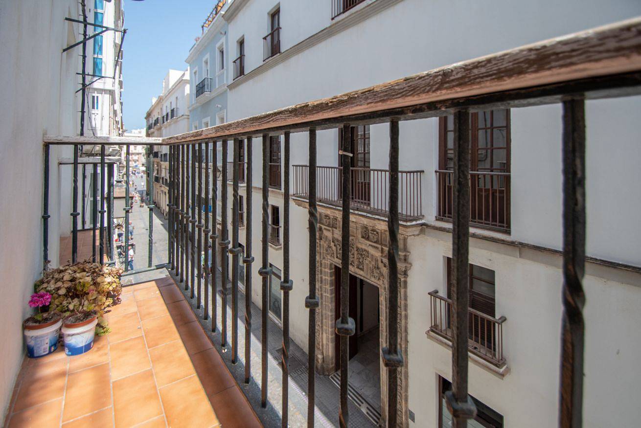 Entire apartment, Santa Maria Serenity: Your Historic Retreat in the Heart of Cádiz in Cadiz Old Town, Cádiz