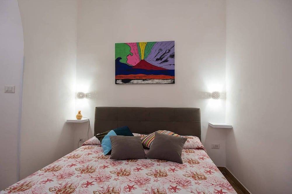 Entire apartment, From Central Station free wifi in Naples, Naples Province