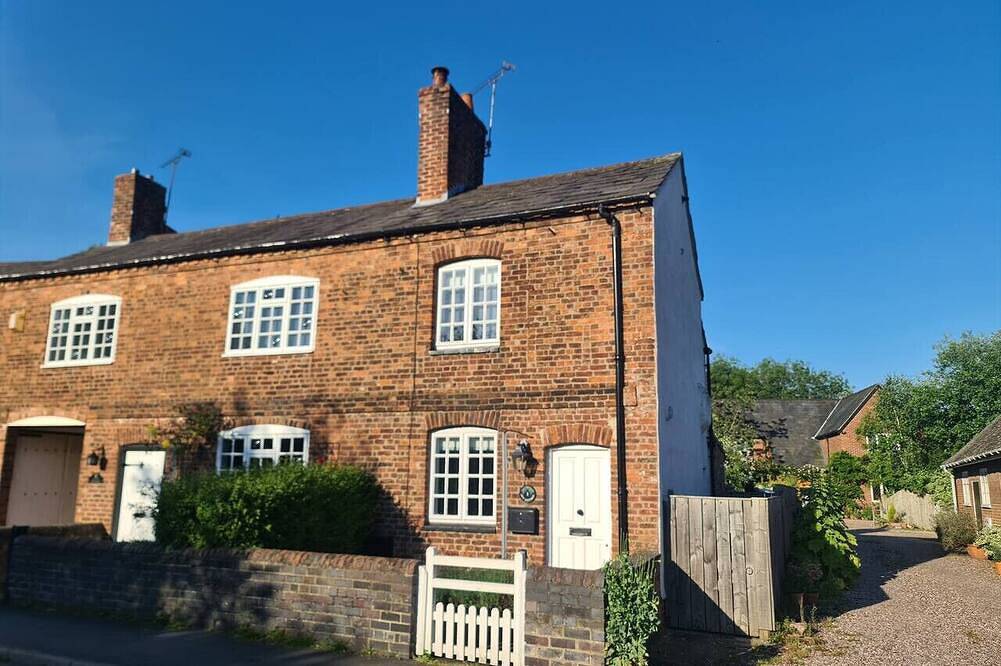 Stunning 2 bed cottage | Garden | Village location in Christleton, Cheshire West and Chester