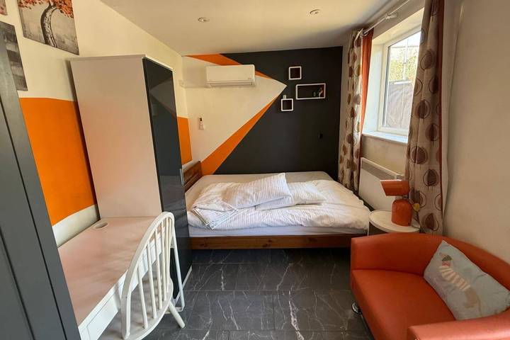 Entire studio, Studio - Parking - Garden - Wifi - Sleeps 2 in King's Hedges Ward, Cambridge