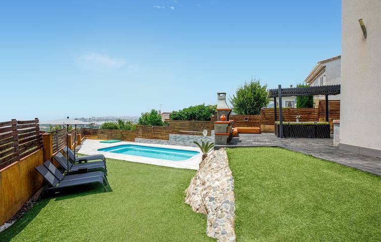 Terrasse au bord de la piscine : Apt. de luxe de 160m2 à 1km de la plage de Platja de Santa Susanna. 1km de la plage de Platja de Santa Susanna in Santa Susanna, Costa del Maresme