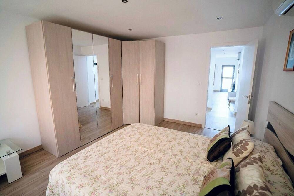Entire apartment, Comfortable apartment near Airport by bebalmy in Barajas, Madrid