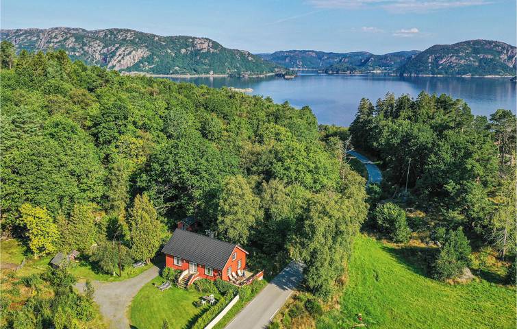 Feriehus for 8 personer, med Terrasse og Hage i Farsund 
