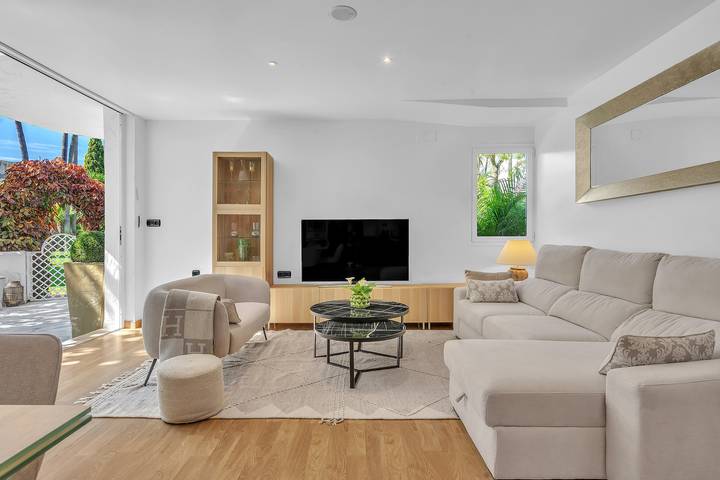 Hel lejlighed, Marbella Real - Stylish 2-Bedroom Garden Apartment in Marbella West, Marbella
