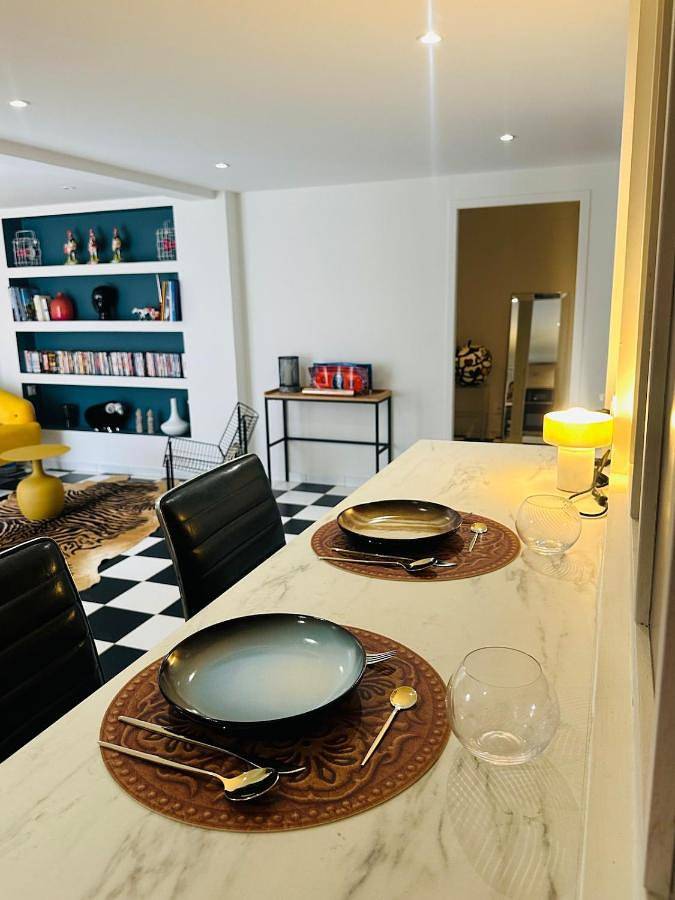 Gîte pour 2 personnes, avec piscine ainsi que vue et terrasse à Passage - 4