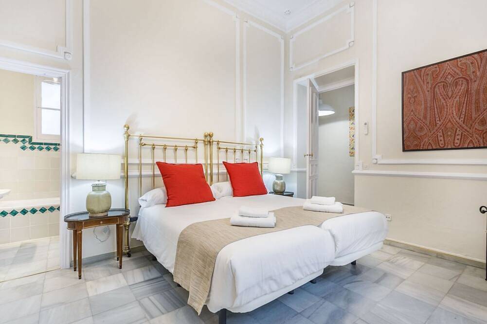 Entire apartment, Families, calm city center 3 bedrooms 5 bathrooms wifi air conditioning heating in Casco Antiguo, Sevilla