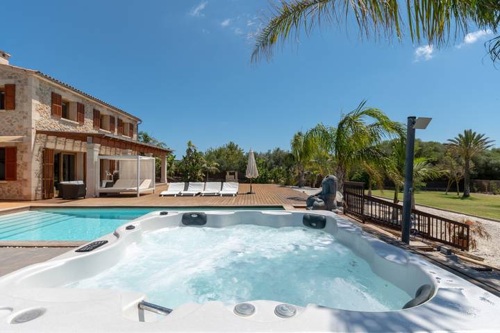 Finca für 8 Personen, mit Whirlpool und Garten sowie Balkon in Alcúdia