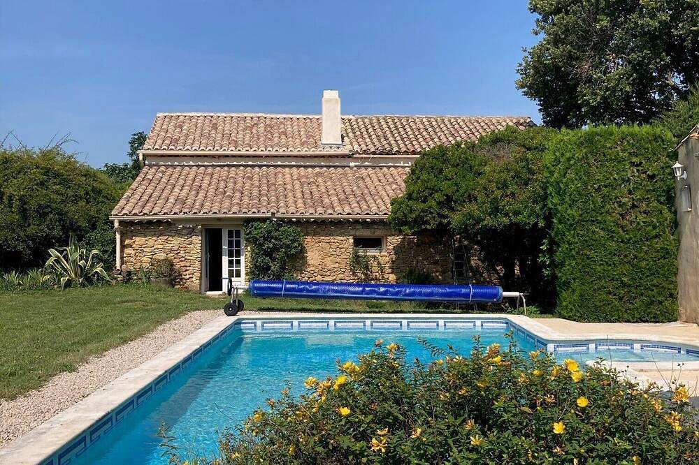 Furnished Provencal farmhouse for 4 people in the middle of vineyards + pool access in Bollène, Vaucluse
