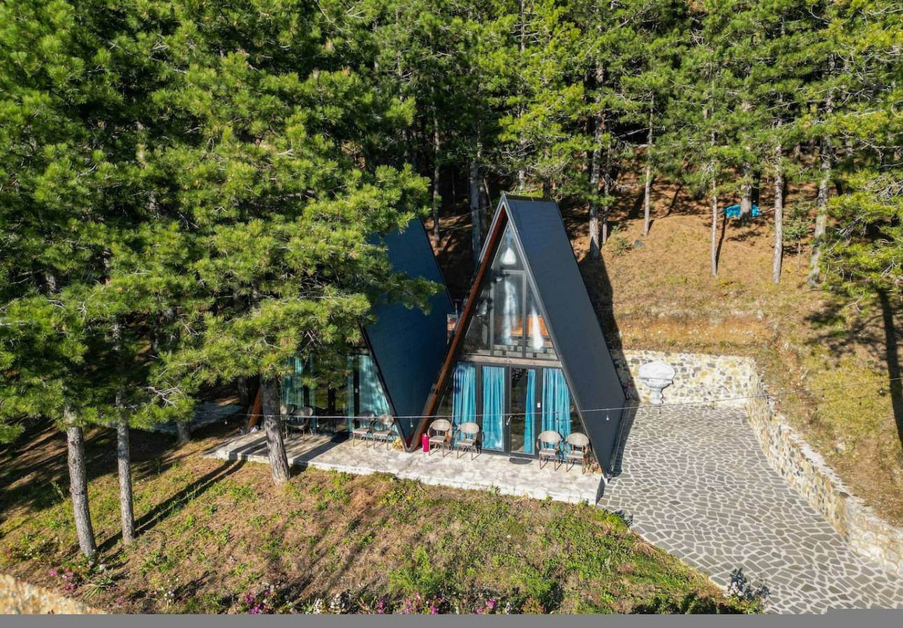 Ganzes Studio, Blue Retreat | The Golden Cabins with Garden in Elbasan