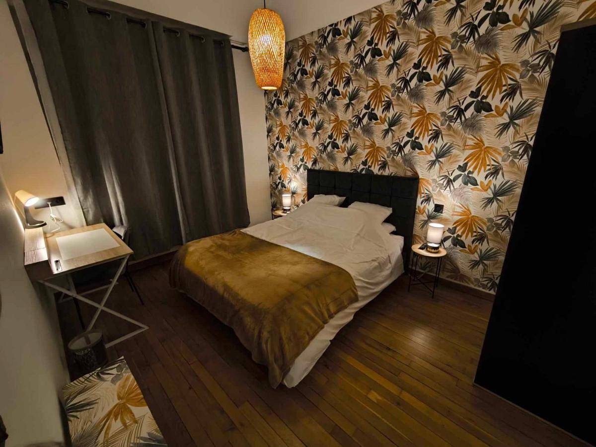 Double Room with Private Bathroom in Aulnoye-Aymeries, Avesnes-sur-Helpe