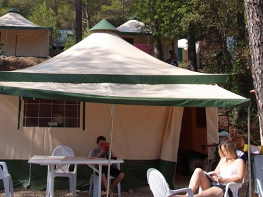 Flower Camping Les Cadenières - Bungalowzelt 5 personen - Zeltbungalow Standard 20m² 2 Schlafzimmer - gemeinsame Sanitäranlagen - ohne Klimaanlage 1/5 pers. in Villecroze, Draguignan Region