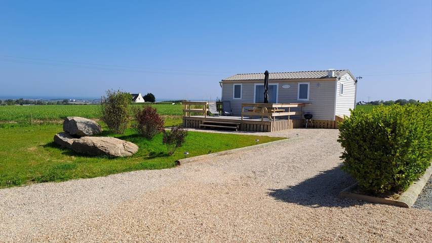 Appartement de vacances entier, Mobil-home 'Ty Reuniou' avec vue sur la mer, terrasse privée et jardin privé in Cléder, Ceinture Dorée