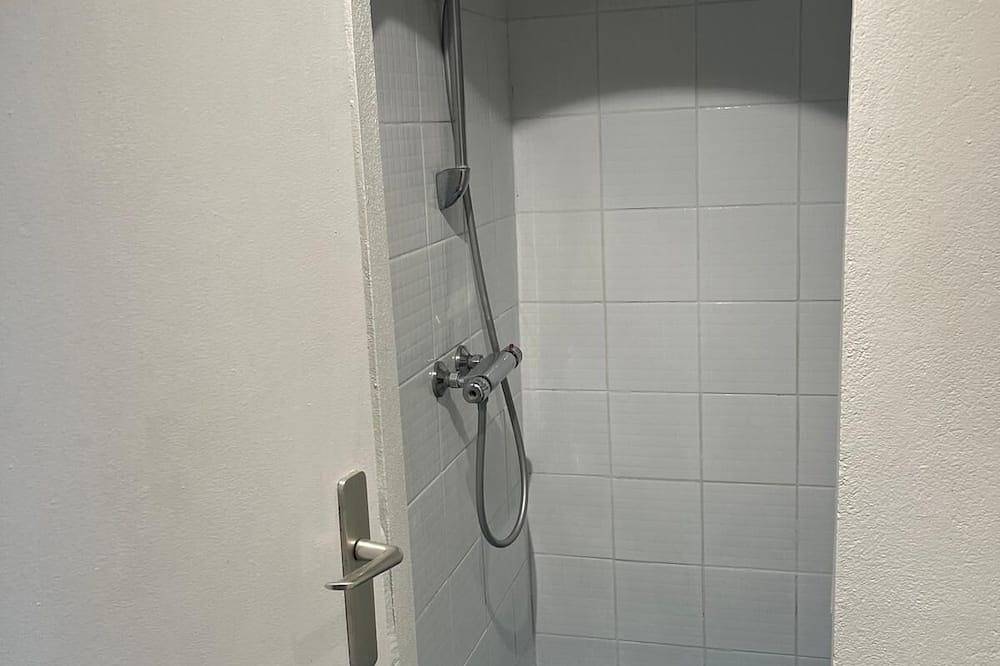 Entire apartment, 33m² studio, fully equipped, refurbished, very quiet, close to Rer Rueil 2000 in Rueil-Malmaison, Hauts-de-Seine