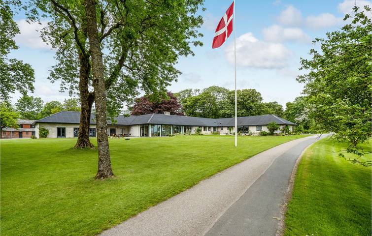 Ferienhaus für 26 Personen, mit Terrasse und Whirlpool sowie Garten und Sauna in Holstebro