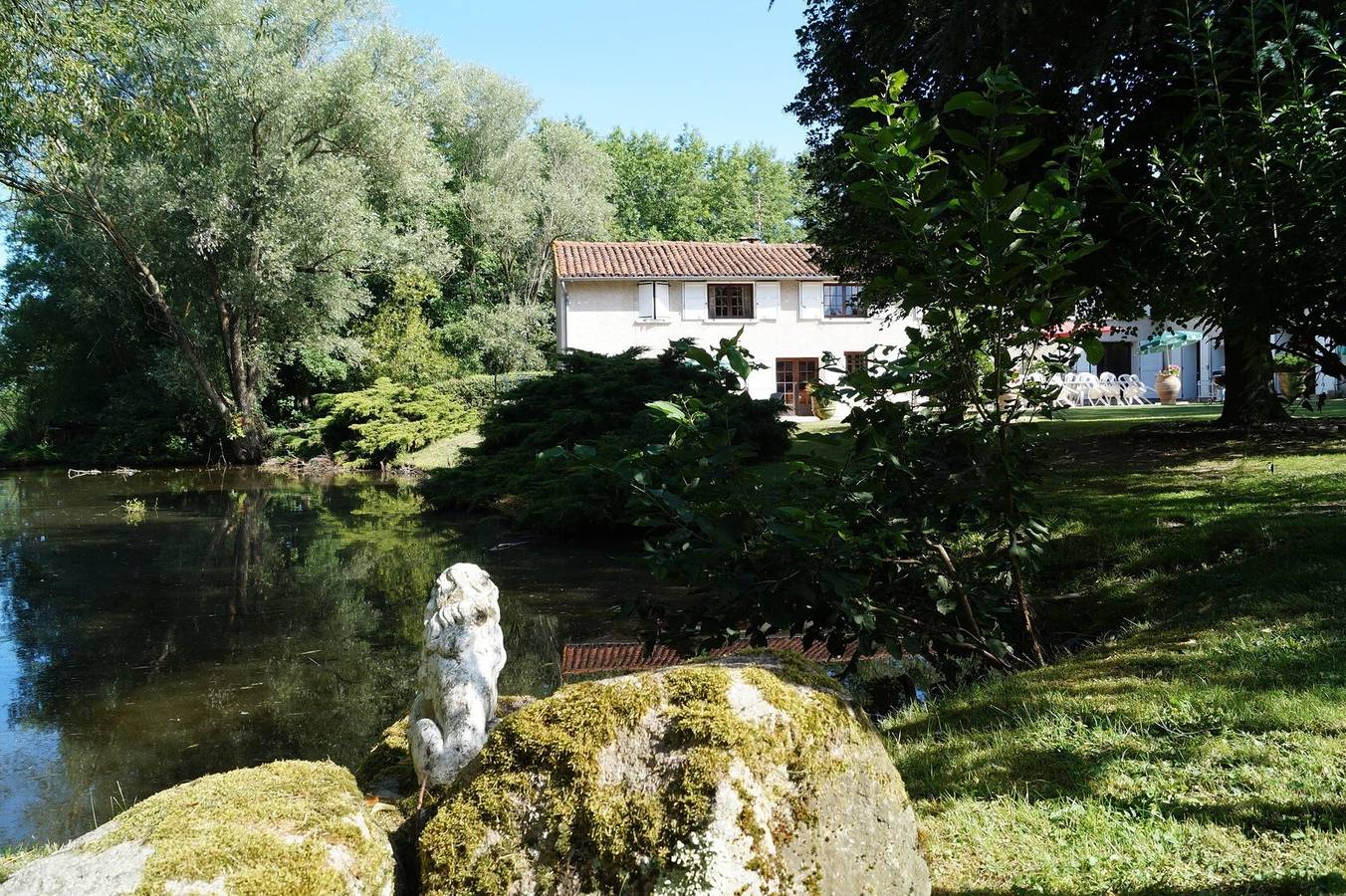 Gîte des roties: Restored Family Home with Pool in a 7-Hectare Park in Poncins, Montbrison