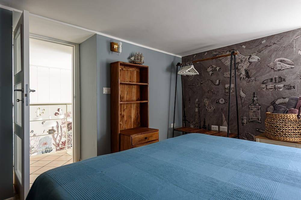 Entire apartment, Central location, design and comfort. On the harbor, near station for Naples. in Pozzuoli, Naples Province