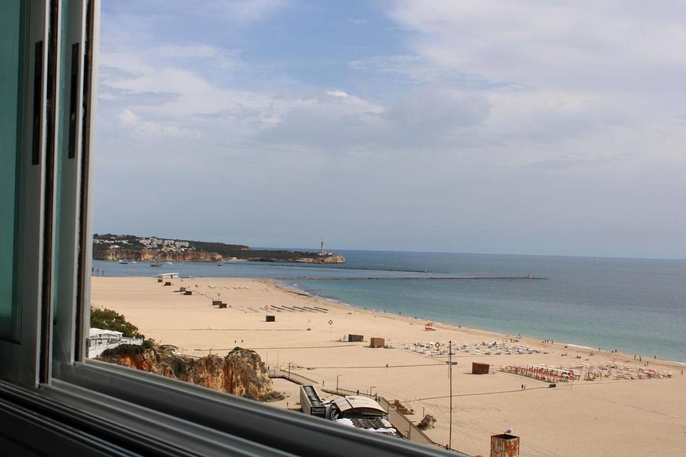 Ganze Wohnung, Ferienwohnung 'Alberto' mit Meerblick, Wi-Fi und Klimaanlage in Praia da Rocha, Portimão