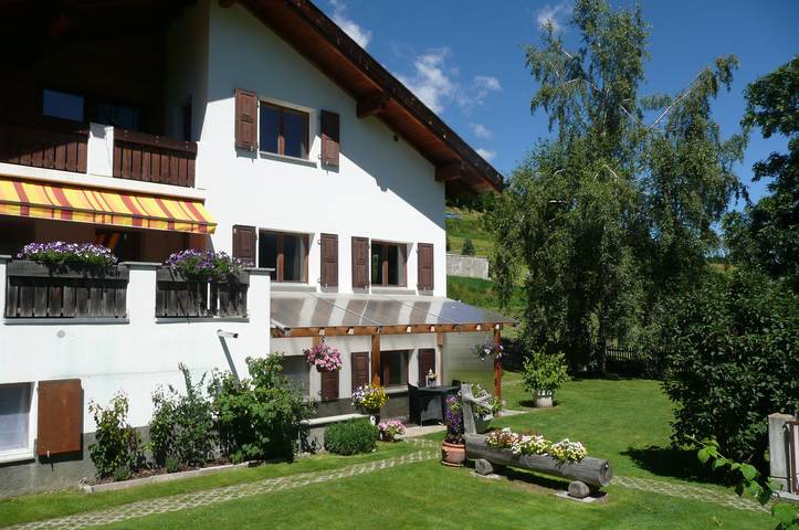 Ferienwohnung für 4 Personen, mit Garten und Ausblick in Sent