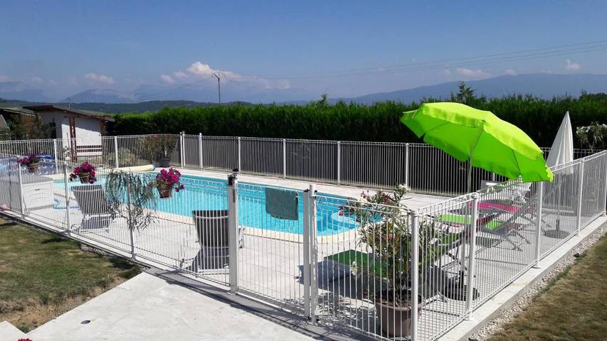 Chambre d’hôte pour 4 personnes, avec vue ainsi que piscine et jardin