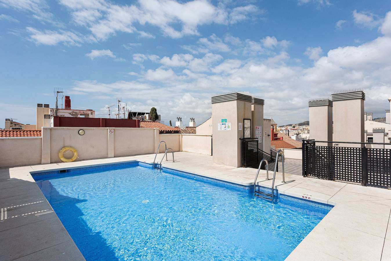 Entire apartment, Apartment 'Suite Jinetes' with Shared Pool, Wi-Fi and Air Conditioning in Málaga Central District, Malaga