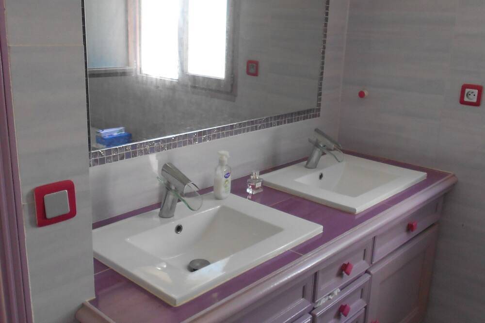 Suite Parentale Avec Douche Et Baignoire in Roquefort-les-Pins, Côte méditerranéenne (France)