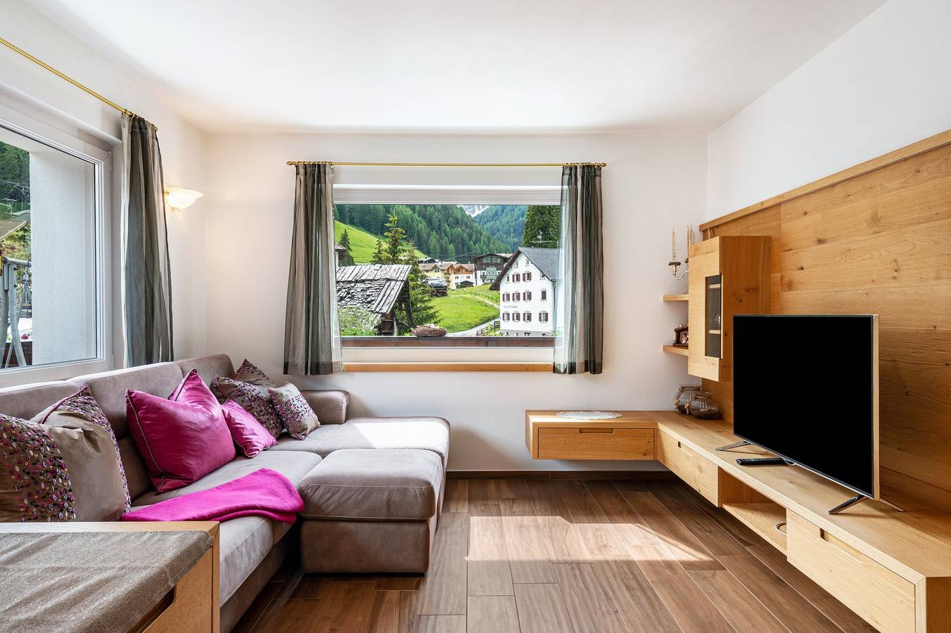 Ganze Wohnung, Ferienwohnung 'Mozart' mit Bergblick, Balkon und Wlan in Wolkenstein, Dolomiti Superski