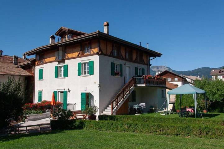 Appartamento per 7 persone, con Balcone e Terrazza nonché Giardino e Panorama in Val di Non