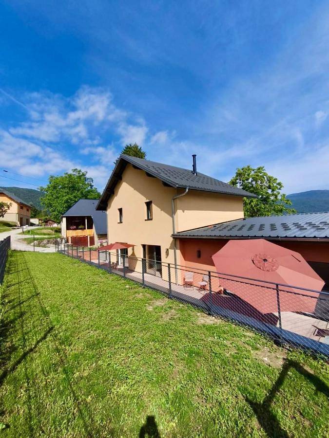 Location de vacances pour 8 personnes, avec Terrasse ainsi que Jardin et Vue dans Vimines